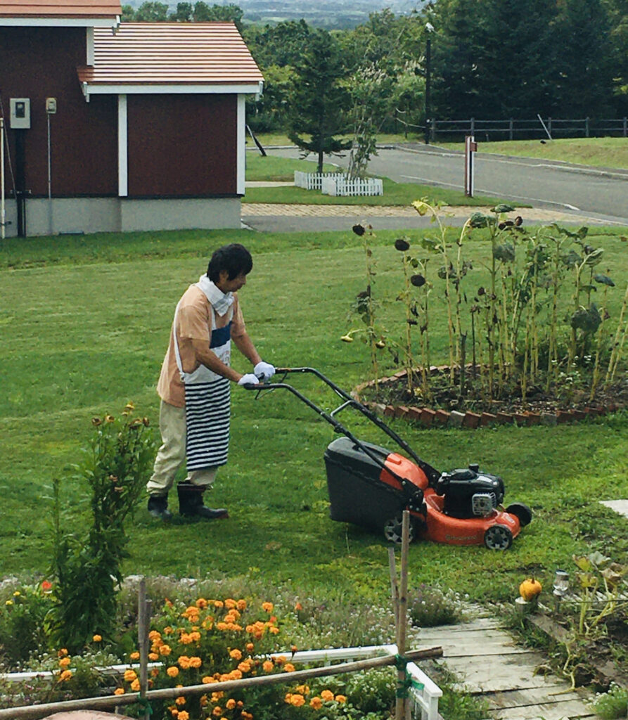 芝を刈る男性